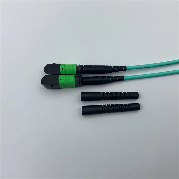 Connection between single-mode and multimode optical cables